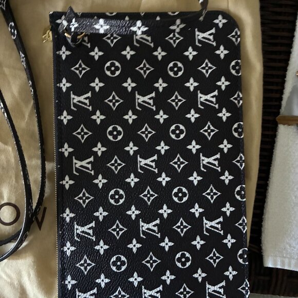 Louis Vuitton Neverfull MM Tote in Jungle Print - Picture 14 of 16